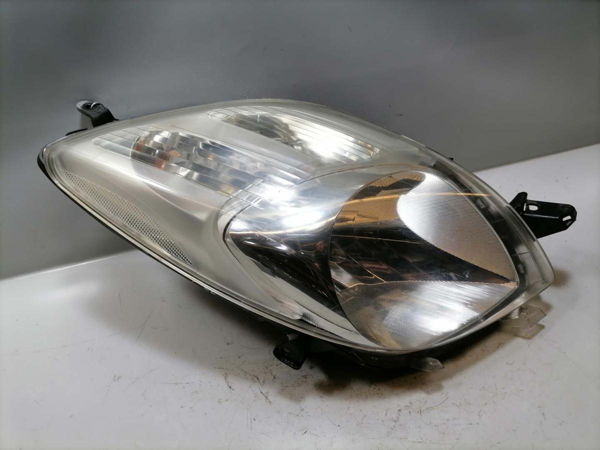 Toyota Yaris XP9 original Scheinwerfer vorn rechts Halogen leicht vergilbt Bj.2006